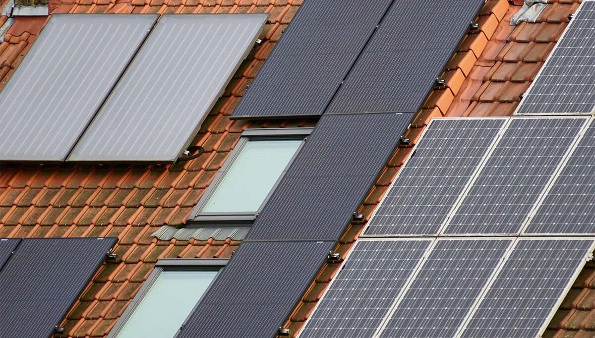 Solceller sender mer strøm ut på nettet samtidig enn det eierne henter ut igjen om vinteren. Ofte  blir strømmen målt på en egen måler som ikke er koblet til noe SD-anlegg eller energioppfølgingssystem. (Illustrasjonsfoto: Pexels)