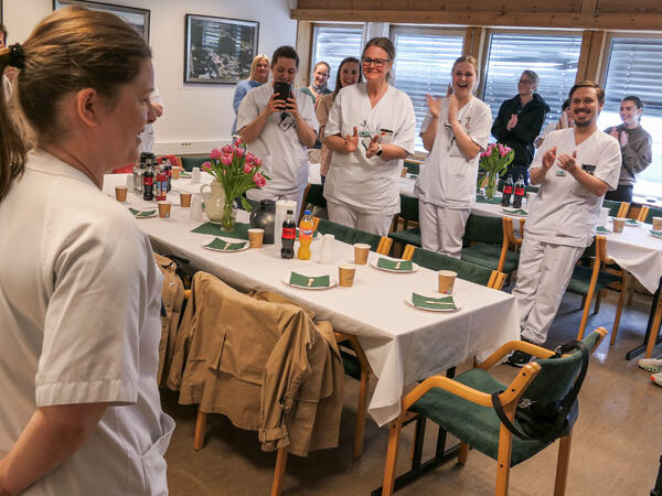 Renate Håland Næss  får applaus av sine arbeidskammerater