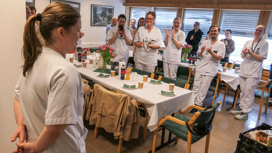 Renate Håland Næss  får applaus av sine arbeidskammerater