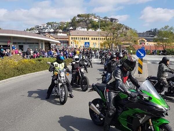 Foto: Egersund MC motorsykler på vei inn på parkeringsplass