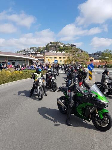 Foto: Egersund MC motorsykler på vei inn på parkeringsplass