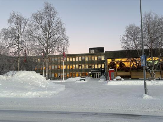 Bardu kommunehus vinter 2026