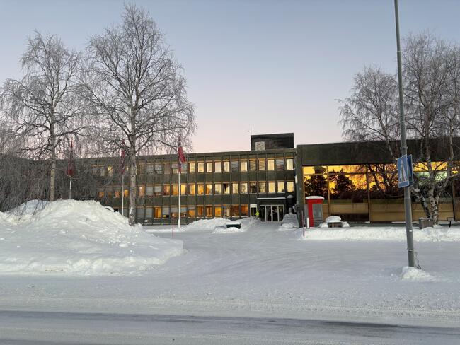 Bardu kommunehus vinter 2026