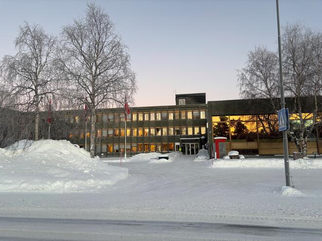 Bardu kommunehus vinter 2026