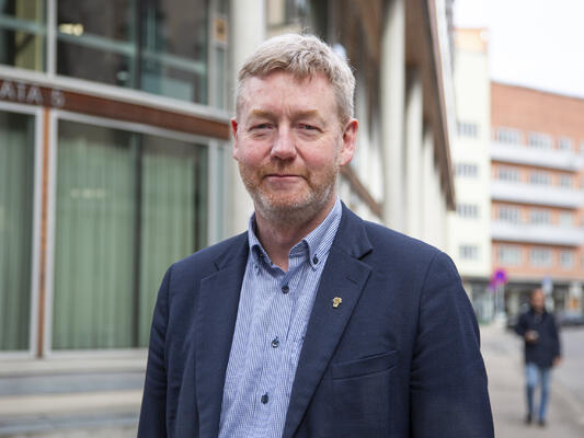 portrett av mann i gatebilde