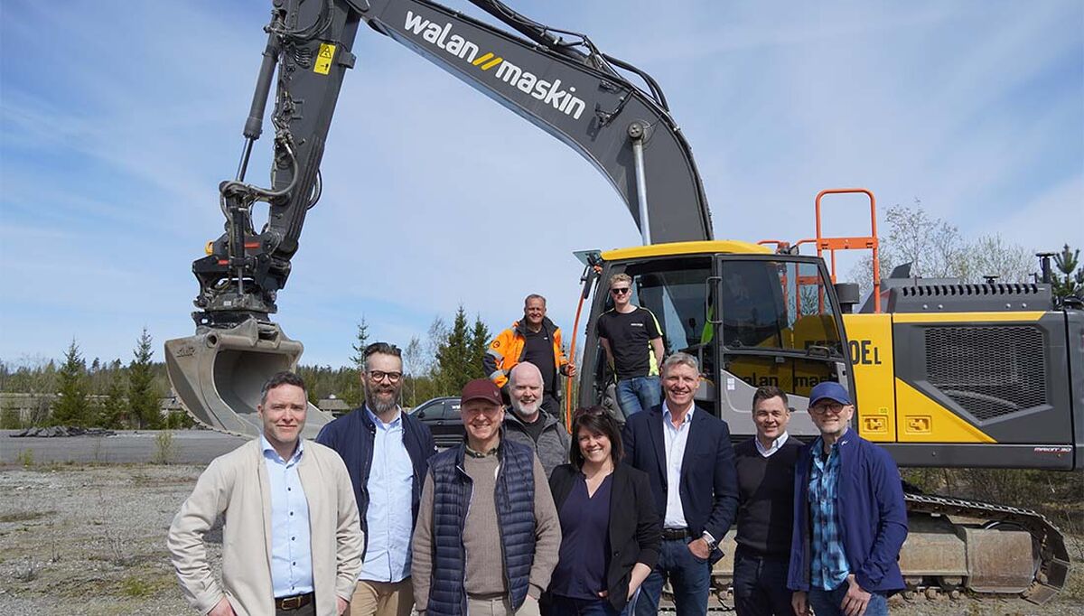 På rekke i front ser vi fra venstre, Erik Iversen, Lindab, Endre Nybråten, Lindab, Svend Saxe Frøshaug, ordfører Indre Østfold Kommune, Rune Bang, Bulk, Kathrine Hestø Hansen, viseordfører,  Dag Klem, Bulk, Stian Holmen, SH Prosjekt, Atle Andresen, Xpanorama.