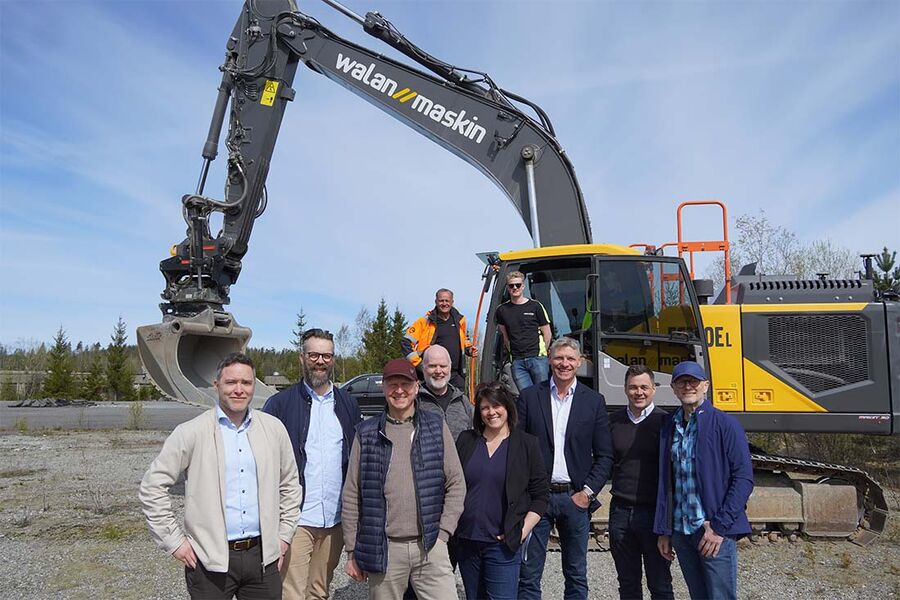 På rekke i front ser vi fra venstre, Erik Iversen, Lindab, Endre Nybråten, Lindab, Svend Saxe Frøshaug, ordfører Indre Østfold Kommune, Rune Bang, Bulk, Kathrine Hestø Hansen, viseordfører, Dag Klem, Bulk, Stian Holmen, SH Prosjekt, Atle Andresen, Xpanorama.