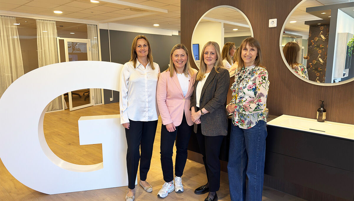 Teamet i markedsavdelingen til Geberit samlet den siste dagen Wenche Sydhagen var på jobb og pensjonisttilværelsen venter. Fra venstre, Katharina Sølvberg, head of marketing,  Solveig Tennes, marketing specialist, Hanne Skjermstad, digital content owner, og Wenche Sydhagen.( Ida Marie Einarsen som tar over etter Wenche var ikke tilstede)