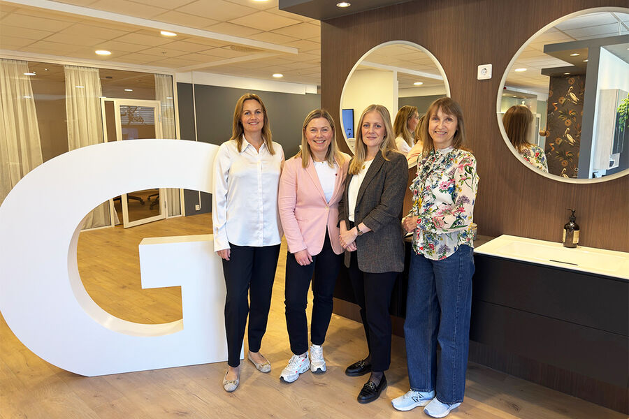 Teamet i markedsavdelingen til Geberit samlet den siste dagen Wenche Sydhagen var på jobb og pensjonisttilværelsen venter. Fra venstre, Katharina Sølvberg, head of marketing, Solveig Tennes, marketing specialist, Hanne Skjermstad, digital content owner, og Wenche Sydhagen.( Ida Marie Einarsen som tar over etter Wenche var ikke tilstede)