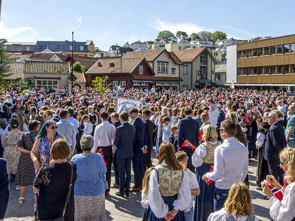 Feiring av nasjonaldagen på torget i 2024