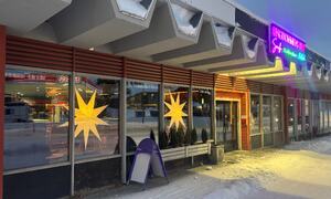 ungdommens hus fasade skrå og skilt vinter