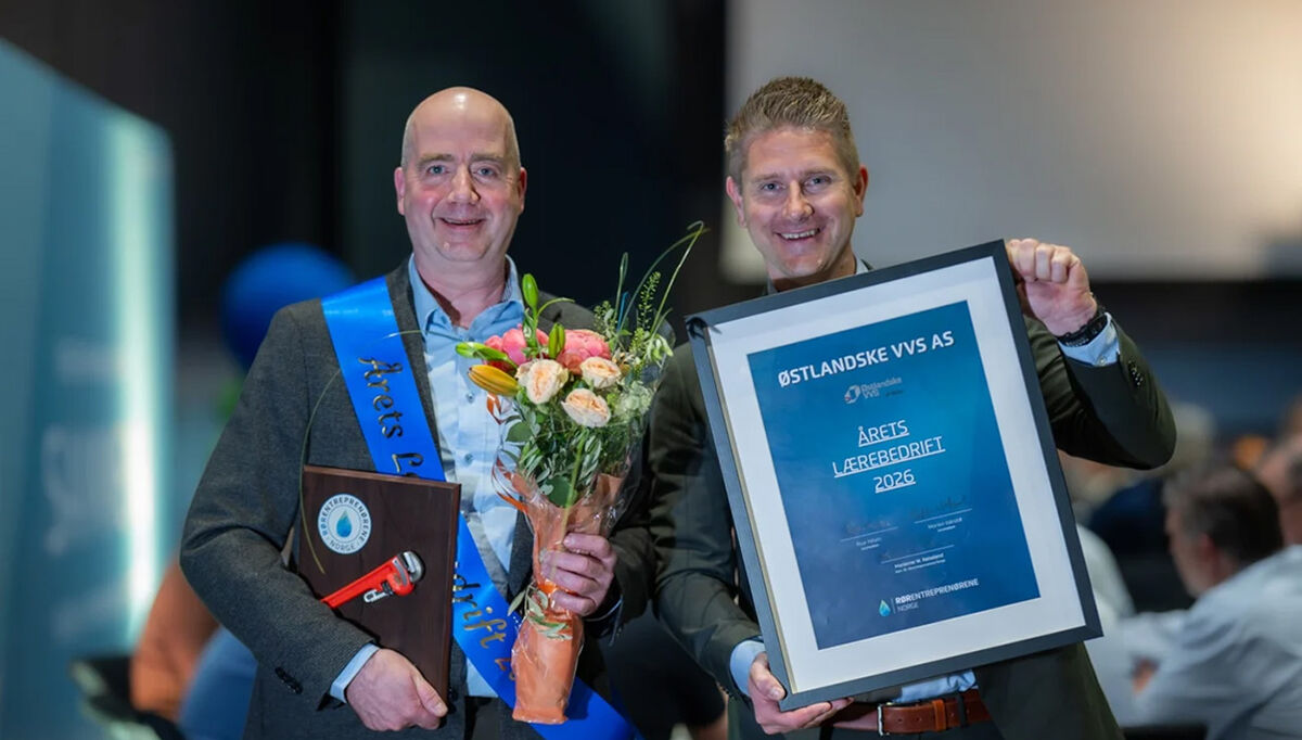 PÅ bildet ser vi to stolte karer i Østlandske VVS. Fra venstre, faglig leder Thomas Albech og daglig leder Anders Sødal Ranheim ta i mot prisen under årets generalforsamling i regi av RørNorge. Foto: Stian Norum Herlofsen PÅ bildet ser vi to stolte karer i Østlandske VVS. Fra venstre, faglig leder Thomas Albech og daglig leder Anders Sødal Ranheim ta i mot prisen under årets generalforsamling i regi av RørNorge. Foto: Stian Norum Herlofsen