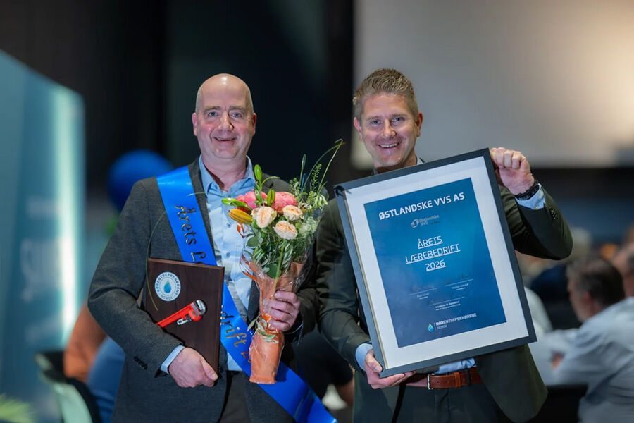 PÅ bildet ser vi to stolte karer i Østlandske VVS. Fra venstre, faglig leder Thomas Albech og daglig leder Anders Sødal Ranheim ta i mot prisen under årets generalforsamling i regi av RørNorge. Foto: Stian Norum Herlofsen