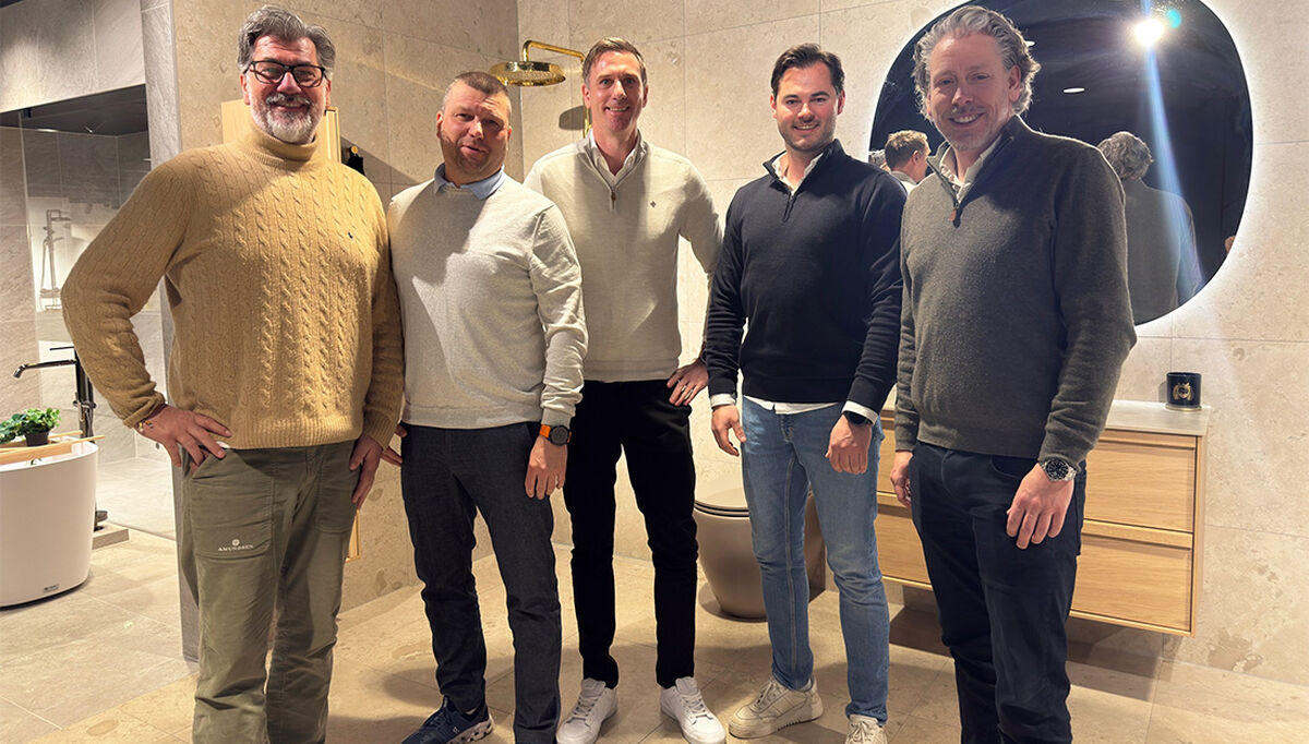 Tapwell, Haven og Bricmate samler seg om å levere det komplette baderommet med tre designmerker. Her ser vi de innvolverte personene som kommer til å jobbe tett sammen fremover. Fra venstre, Leif-Erik Haaland, Tapwell, Rikard Bråten, Tapwell, Alexander Sanneland, Haven, Bastian Lønn, Bricmate, og Anders Berg, Tapwell. Tapwell, Haven og Bricmate samler seg om å levere det komplette baderommet med tre designmerker. Her ser vi de innvolverte personene som kommer til å jobbe tett sammen fremover. Fra venstre, Leif-Erik Haaland, Tapwell, Richard Bråten, Tapwell, Alexander Sanneland, Haven, Bastian Lønn, Bricmate, og Anders Berg, Tapwell.