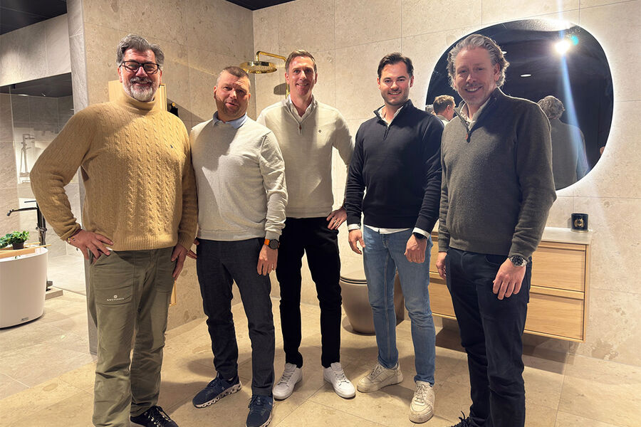 Tapwell, Haven og Bricmate samler seg om å levere det komplette baderommet med tre designmerker. Her ser vi de innvolverte personene som kommer til å jobbe tett sammen fremover. Fra venstre, Leif-Erik Haaland, Tapwell, Rikard Bråten, Tapwell, Alexander Sanneland, Haven, Bastian Lønn, Bricmate, og Anders Berg, Tapwell.