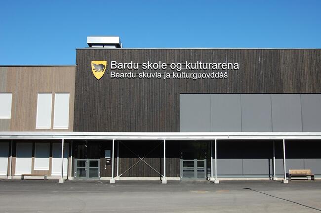 Fasade med skilt Bardu skole- og kulturarena Fasade med skilt Bardu skole- og kulturarena