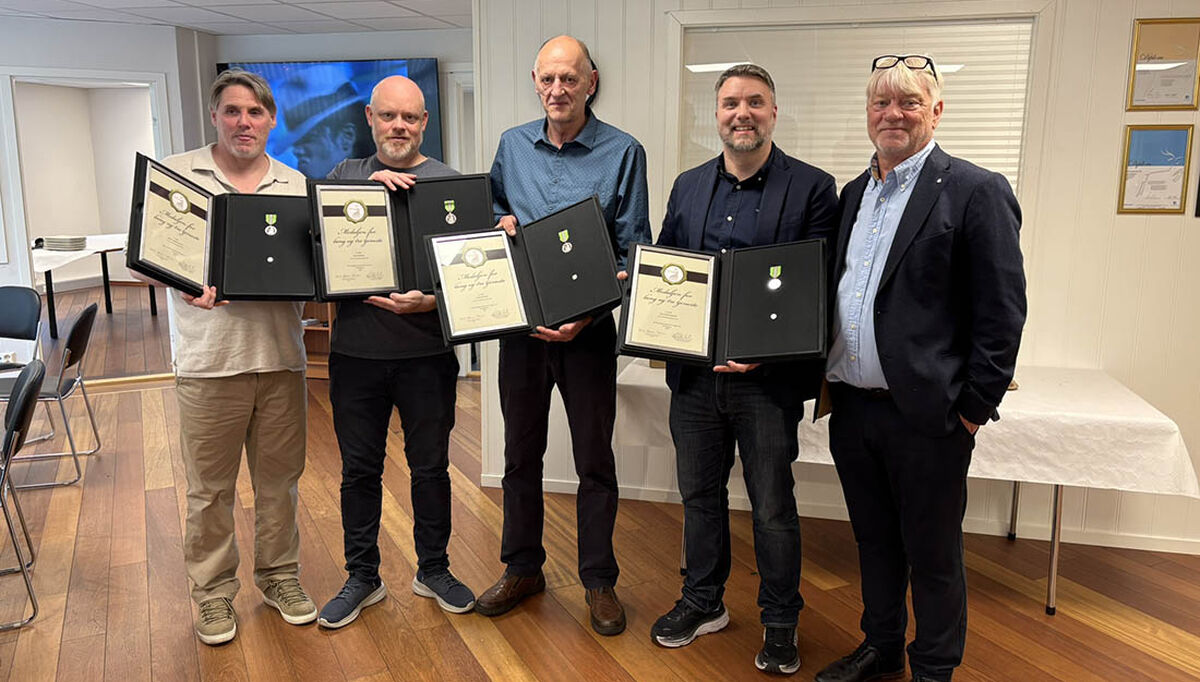 Fire av Rørkompaniets medarbeidere er tildelt medalje for 25 års lang og tro tjeneste. På bildet fra venstre ser vi, Ketil A. Larsen, Stian Fanebust, Arthur Hordvik, Jan Fredrik Bjordal og Dagfinn Fanebust. Fire av Rørkompaniets medarbeidere er tildelt medalje for 25 års lang og tro tjeneste. På bildet fra venstre ser vi, Ketil A. Larsen, Stian Fanebust, Arthur Hordvik, Jan Fredrik Bjordal og Dagfinn Fanebust.