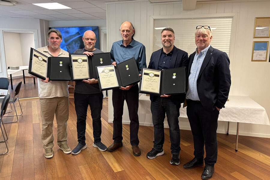 Fire av Rørkompaniets medarbeidere er tildelt medalje for 25 års lang og tro tjeneste. På bildet fra venstre ser vi, Ketil A. Larsen, Stian Fanebust, Arthur Hordvik, Jan Fredrik Bjordal og Dagfinn Fanebust.