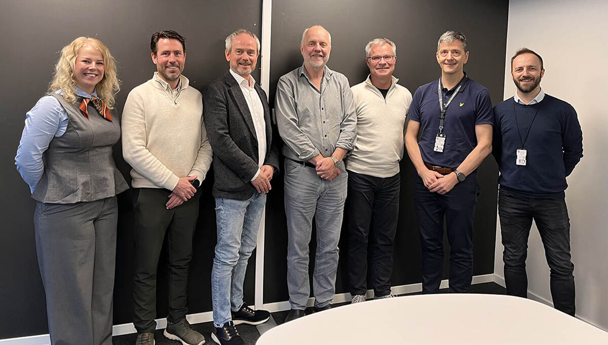 Signert ny kontrakt på Nye Rikshospiltalet: Ellen-Andrea Myhre, Kristoffer Laskemoen, Bjørn Stokkevåg, Dag Bøhler, Thomas Ellefsen, Per Bjørnar Børresen, Terje Hegstad. AF Gruppen.