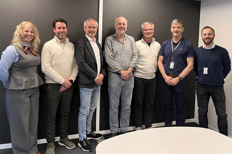 Signert ny kontrakt på Nye Rikshospiltalet: Ellen-Andrea Myhre, Kristoffer Laskemoen, Bjørn Stokkevåg, Dag Bøhler, Thomas Ellefsen, Per Bjørnar Børresen, Terje Hegstad. AF Gruppen.