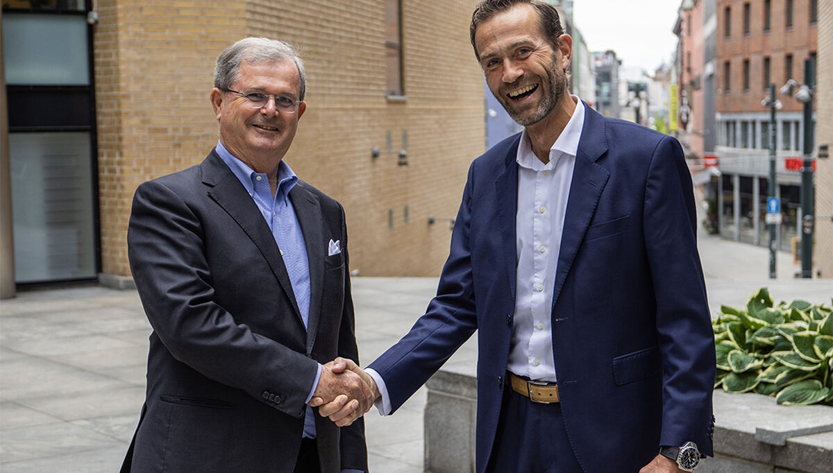 Til venstre styreleder Carl Otto Løvenskiold og Mikkel Nielsen CEO i Byggtjeneste. Til venstre styreleder Carl Otto Løvenskiold og Mikkel Nielsen CEO i Byggtjeneste.