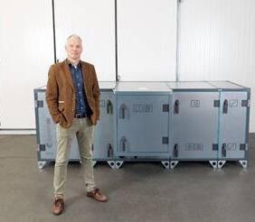 Thieu Avontuur, Product Manager i Systemair Group, foran Geniox med integrert varmepumpe som bruker det naturlige kuldemediet R290. Thieu Avontuur, Product Manager i Systemair Group, foran Geniox med integrert varmepumpe som bruker det naturlige kuldemediet R290.