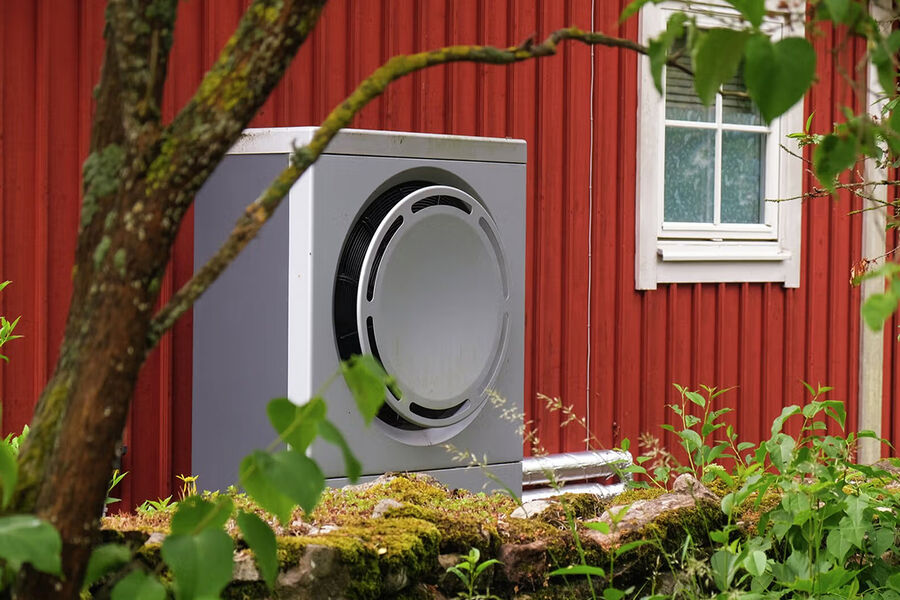 Bilde av en luft-til-vann-varmepumpe. FOTO: Enova.