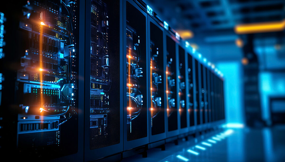 Innen 2030 anslås strømforbruket i datasentre å bli mer enn dobbelt så høyt som i dag, mens vannforbruket ventes å øke med 50 prosent. Denne utviklingen drives blant annet av KI, skytjenester og digitalisering. Foto: Grundfos Melipo-Art Row of network servers with glowing LED lights.