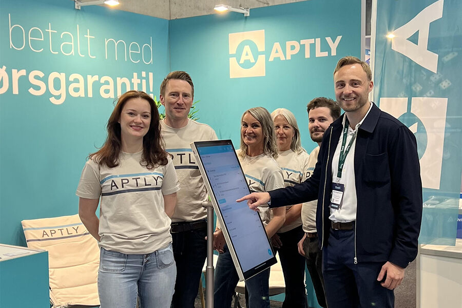 Her ser vi teamet fra Aptly sammen med Henrik Myhra Slyngstadli, Key Account Manager i Byggtjeneste, i forbindelse med inngåelsen av samarbeidet.
