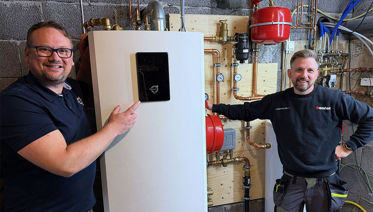 Ole Eirik Syversen, prosjektleder og styreleder hos Comfort Fagernes Rør, har installert sin første propanbaserte (R290) bergvarmepumpe. Han gir skryt til Frode Nyhagen, regionsjef øst hos Thermia Norge, for tett og god oppfølging underveis. – At de stiller opp på denne måten, skaper selvsagt lojalitet, sier Syversen.