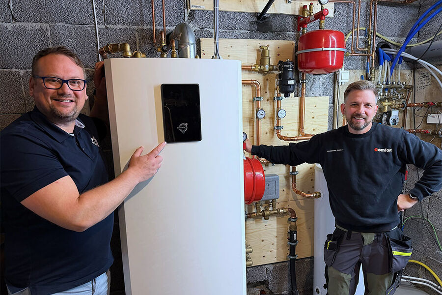Ole Eirik Syversen, prosjektleder og styreleder hos Comfort Fagernes Rør, har installert sin første propanbaserte (R290) bergvarmepumpe. Han gir skryt til Frode Nyhagen, regionsjef øst hos Thermia Norge, for tett og god oppfølging underveis. – At de stiller opp på denne måten, skaper selvsagt lojalitet, sier Syversen.
