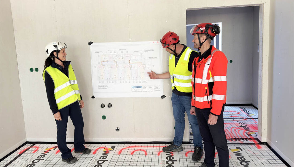 God samhandling og planlegging er viktig for både leverandør og utførende. Her ser vi distriktssjef Jeanette Andersen. GF BFS, prosjektleder Tony Høyholm, og daglig leder Per-Morten Lyngaas i Olaf B. Terjesen AS gå gjennom arbeidstegningene. God samhandling og planlegging er viktig for både leverandør og utførende. Her ser vi distriktssjef Jeanette Andersen. GF BFS, prosjektleder Tony Høyholm, og daglig leder Per-Morten Lyngaas i Olaf B. Terjesen AS gå gjennom arbeidstegningene.
