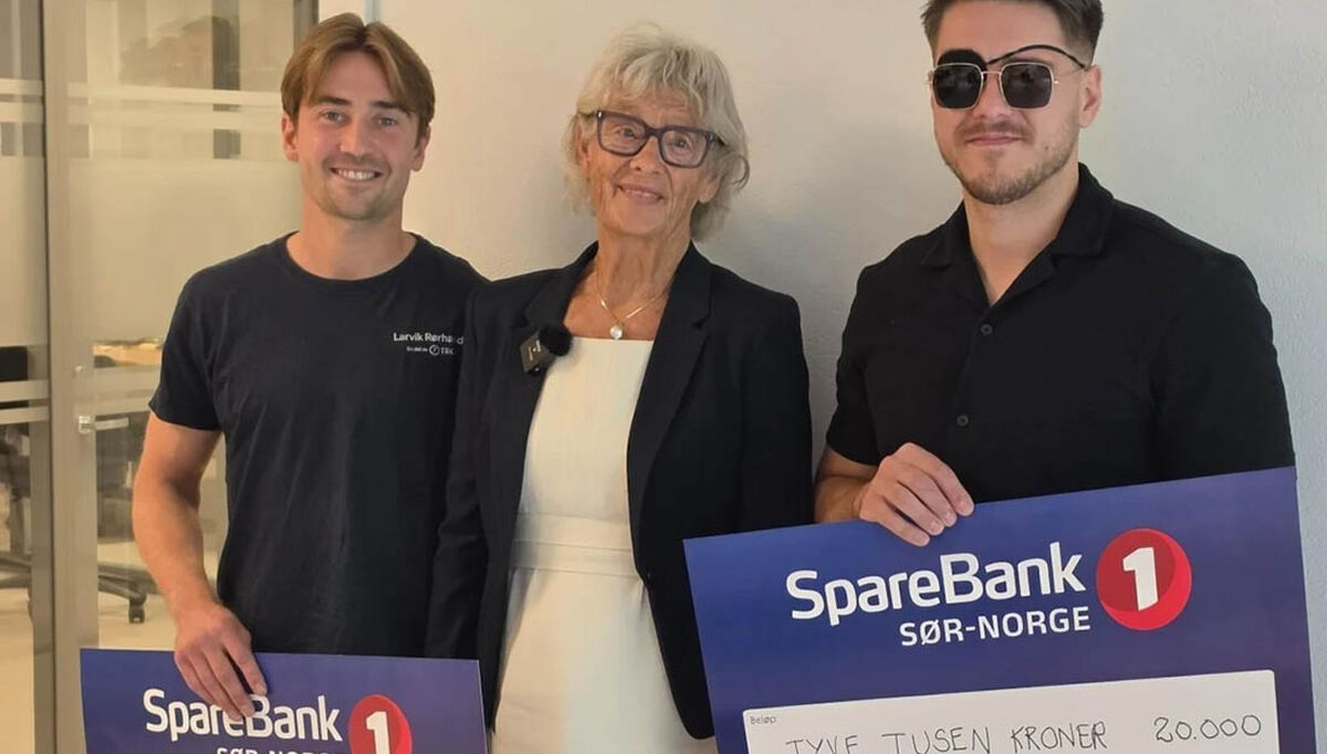 Marius Jacobsen og David Dzurilla er deto første mottakerne av det nyopprettede Sørum-stipendet, her fra utdelingen sammen med Iselin Bast. Foto: Rørentreprenørene Norge.
