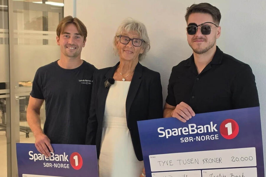 Marius Jacobsen og David Dzurilla er deto første mottakerne av det nyopprettede Sørum-stipendet, her fra utdelingen sammen med Iselin Bast. Foto: Rørentreprenørene Norge.