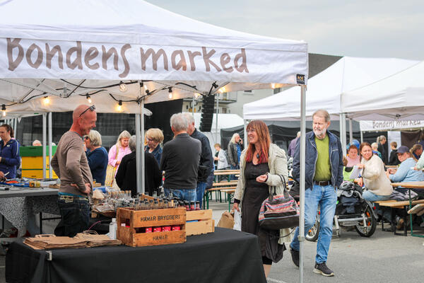 Bondens markeds telt og mennesker som handler