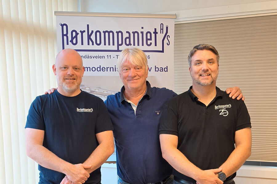 Rørkompaniet beholder navn og dagens lokale ledelse. Jan Fredrik Bjordal ( til høyre) fortsetter som daglig leder, mens Stian Fanebust ( til venstre) fortsetter som prosjektleder og faglig leder, og begge blir partnere i konsernet. I midten ser vi gründer av selskapet Dagfinn Fanebust.