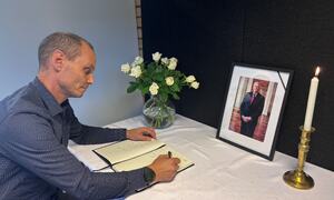 Toralf signerer kondolanseprotokoll