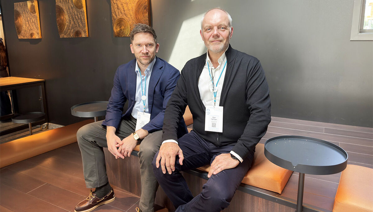 Advokat Geir Hansen i Advokatfirmaet Robertsen (til høyre), sammen med kollega Edvin Berger Rasmussen. Hansen holdt foredraget «TEK17 – Analyse: Når kravene ikke sier hvordan», om analysekravet i § 2-2 og hvordan man gjør vurderinger som tåler både kontroll og kritiske spørsmål, på Våtromsdagene 2026. Advokat Geir Hansen i Advokatfirmaet Robertsen (til høyre), sammen med kollega Edvin Berger Rasmussen. Hansen holdt foredraget «TEK17 – Analyse: Når kravene ikke sier hvordan», om analysekravet i § 2-2 og hvordan man gjør vurderinger som tåler både kontroll og kritiske spørsmål, på Våtromsdagene 2026.