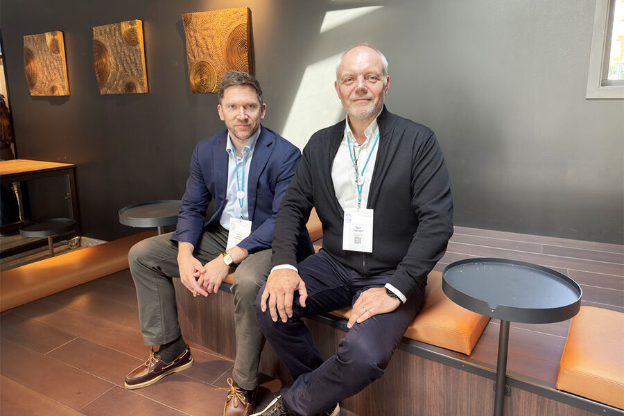 Advokat Geir Hansen i Advokatfirmaet Robertsen (til høyre), sammen med kollega Edvin Berger Rasmussen. Hansen holdt foredraget «TEK17 – Analyse: Når kravene ikke sier hvordan», om analysekravet i § 2-2 og hvordan man gjør vurderinger som tåler både kontroll og kritiske spørsmål, på Våtromsdagene 2026.