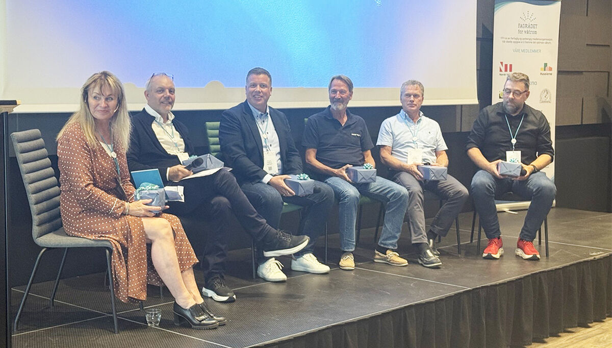 På bildet ser vi deltagerne i paneldebatten under Våtromsdagene i Oslo nylig: Fra venstre, Eli Heyerdahl Eide fra Rørentreprenørene Norge ledet panelsamtalen, Geir Hansen, Advokatfirmaet Robertsen, Thorn Fredrik Hemsen, Armaturjonsson, Pål Harstad, SINTEF), og Arne Hansen, VTB AS, og Vidar Hellstrand, Sansbygg AS. På bildet ser vi deltagerne i paneldebatten under Våtromsdagene i Oslo nylig: Fra venstre, Eli Heyerdahl Eide fra Rørentreprenørene Norge ledet panelsamtalen, Geir Hansen, Advokatfirmaet Robertsen, Thorn Fredrik Hemsen, Armaturjonsson, Pål Harstad, SINTEF), og Arne Hansen, VTB AS, og Vidar Hellstrand, Sansbygg AS.