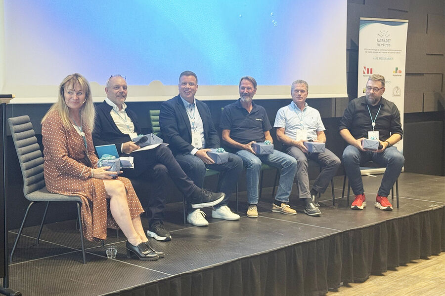 På bildet ser vi deltagerne i paneldebatten under Våtromsdagene i Oslo nylig: Fra venstre, Eli Heyerdahl Eide fra Rørentreprenørene Norge ledet panelsamtalen, Geir Hansen, Advokatfirmaet Robertsen, Thorn Fredrik Hemsen, Armaturjonsson, Pål Harstad, SINTEF), og Arne Hansen, VTB AS, og Vidar Hellstrand, Sansbygg AS.