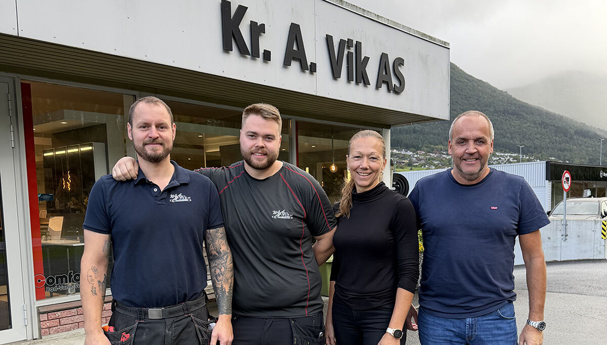 På bildet ser vi fra venstre, Carl Haugen, Steven Solheim, Lisbet Nedreberg og daglig leder Kristian Vik På bildet ser vi fra venstre, Carl Haugen, Steven Solheim, Lisbet Nedreberg og daglig leder Kristian Vik