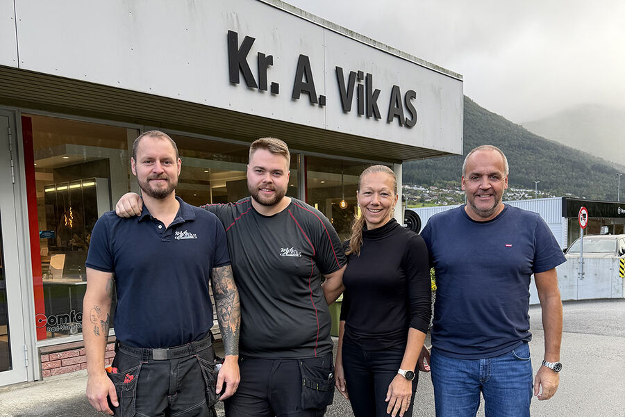 På bildet ser vi fra venstre, Carl Haugen, Steven Solheim, Lisbet Nedreberg og daglig leder Kristian Vik