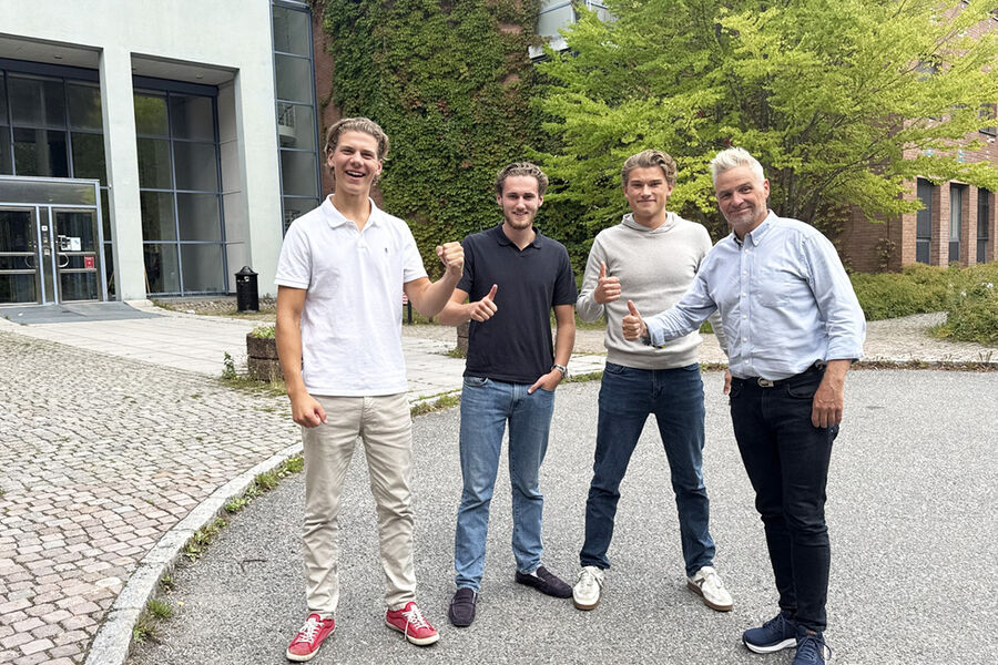 Vitas Group og Veiser markerer samarbeidet: Mikkel Sundin, Christopher Fafalios og Siver Øien i Veiser sammen med markedssjef Jarle Ørnebo i Vitas Group.
