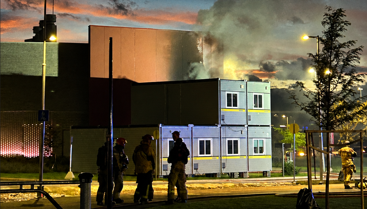 I oktober 2025 brøt det ut brann i en battericontainer ved Drammens nye sykehus. Foto: Drammensregionens Brannvesen I oktober 2025 brøt det ut brann i en battericontainer ved Drammens nye sykehus. Foto: Drammensregionens Brannvesen
