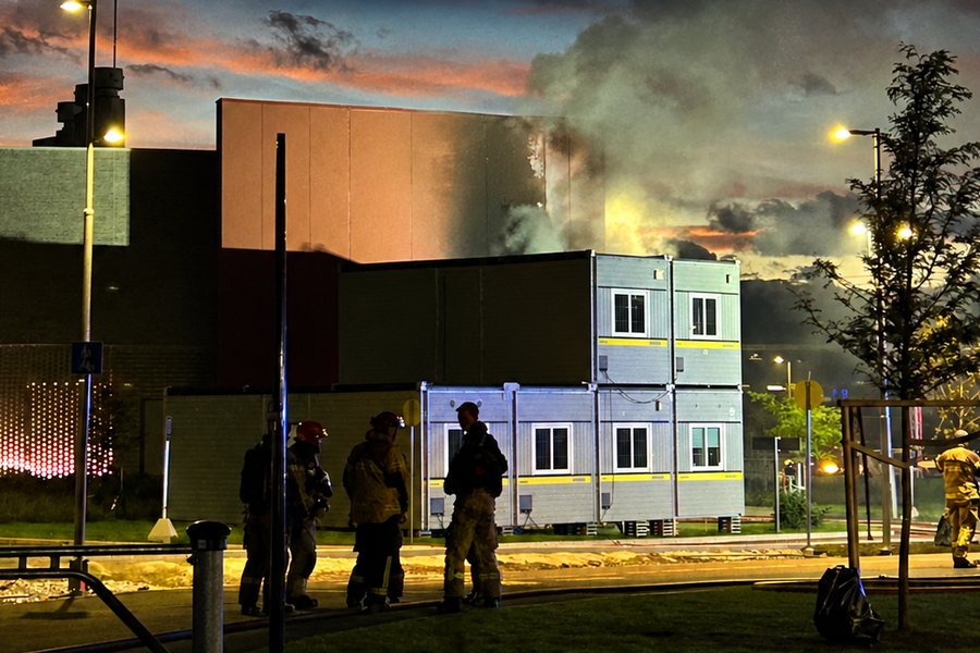 I oktober 2025 brøt det ut brann i en battericontainer ved Drammens nye sykehus. Foto: Drammensregionens Brannvesen