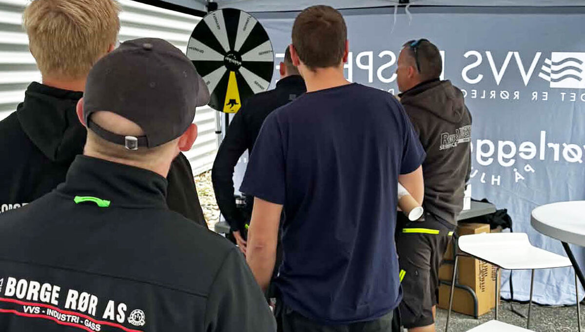 Lykkehjulet var med på å skape god stemning under dagen. Mange som vil prøve seg for å vinne forskjellige produkter. Lykkehjulet var med på å skape god stemning under dagen. Mange som vil prøve seg for å vinne forskjellige produkter.