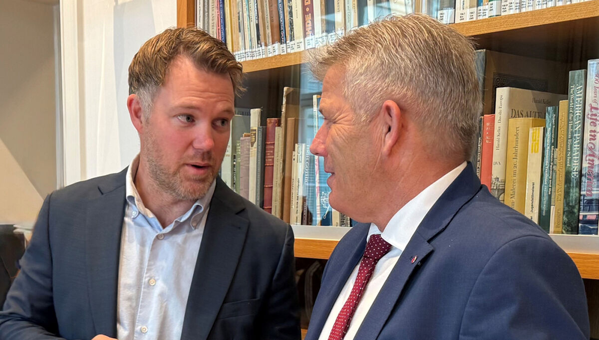Under Kompetansealliansens møte fikk Kommunal- og distriktsminister Bjørnar Skjæran drøftet behovet for forenkling og kompetanse med direktør for NHO Byggenæringen Håndverk, Marius Johannessen. Foto: NHO Byggenæringen Under Kompetansealliansens møte fikk Kommunal- og distriktsminister Bjørnar Skjæran drøftet behovet for forenkling og kompetanse med direktør for NHO Byggenæringen Håndverk, Marius Johannessen. Foto: NHO Byggenæringen