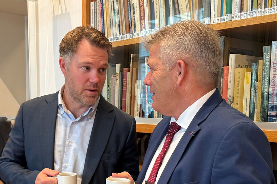 Under Kompetansealliansens møte fikk Kommunal- og distriktsminister Bjørnar Skjæran drøftet behovet for forenkling og kompetanse med direktør for NHO Byggenæringen Håndverk, Marius Johannessen. Foto: NHO Byggenæringen
