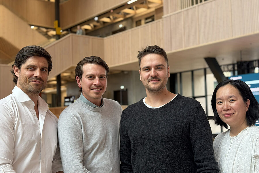 Her er flere av de involverte partnerene i prosjektet samlet. Fra venstre Bjørn André Søntvedt, teknisk sjef i Eiendomsspar, Mattias i OBOS, Ole Johan A. Bjerke, daglig leder i Soundsensing, og Aileen Yang, seniorforsker i SINTEF. Foto: Pernille Beathe Berg i OBOS.